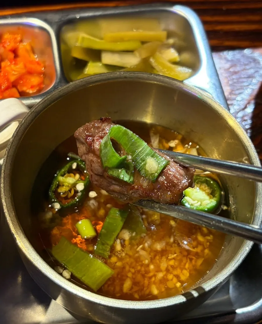 밑반찬을 얹어 먹는 소갈비