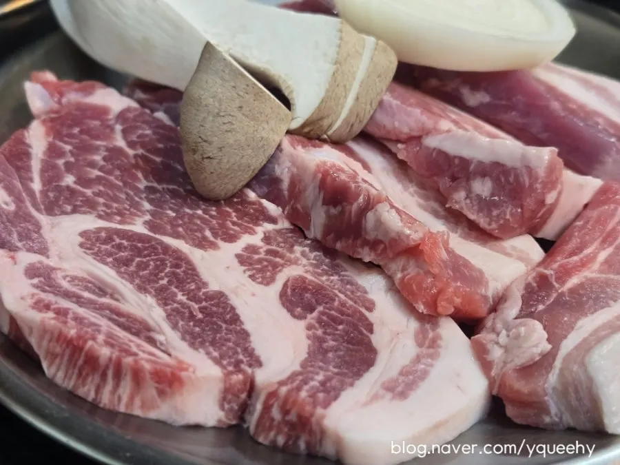 厚切りにされた目サムギョプの生肉