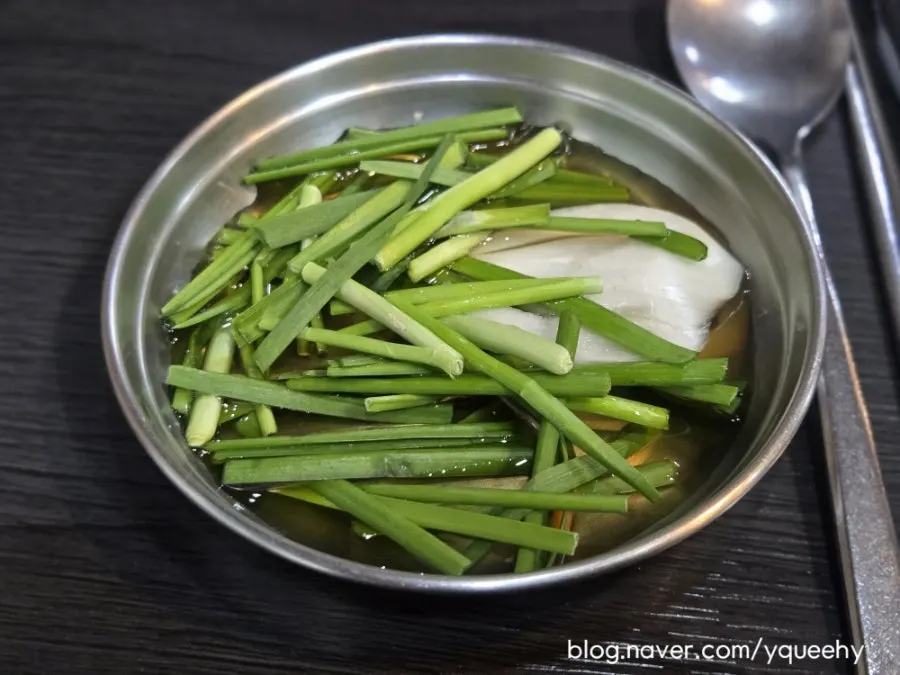 新鮮なニラの和え物と包み野菜