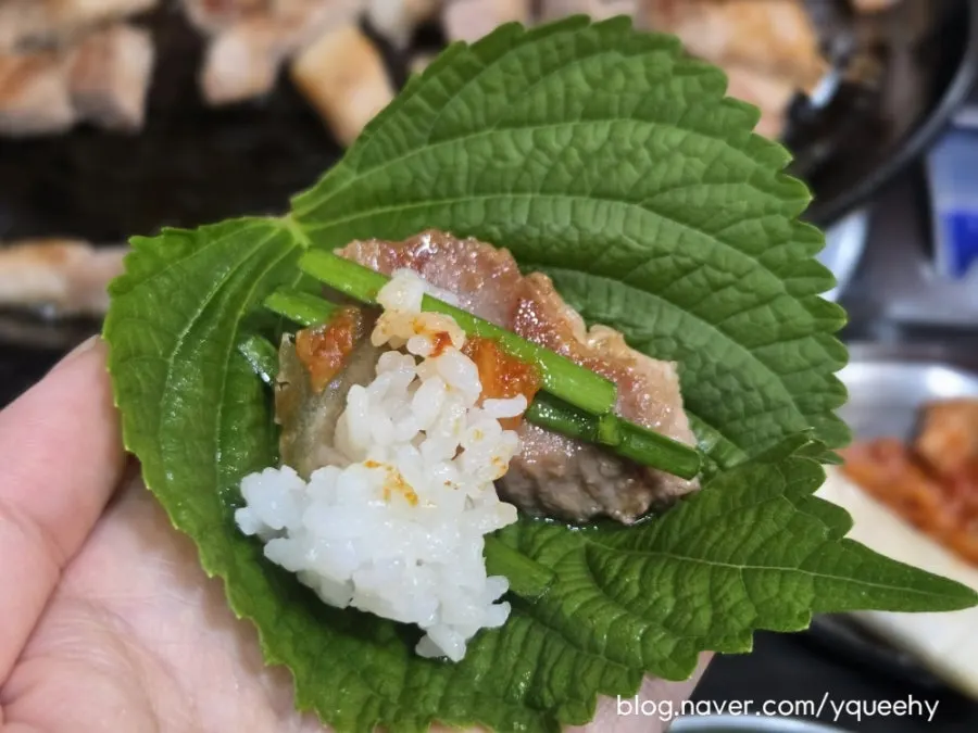 エゴマの葉に包んで食べる肉一切れ