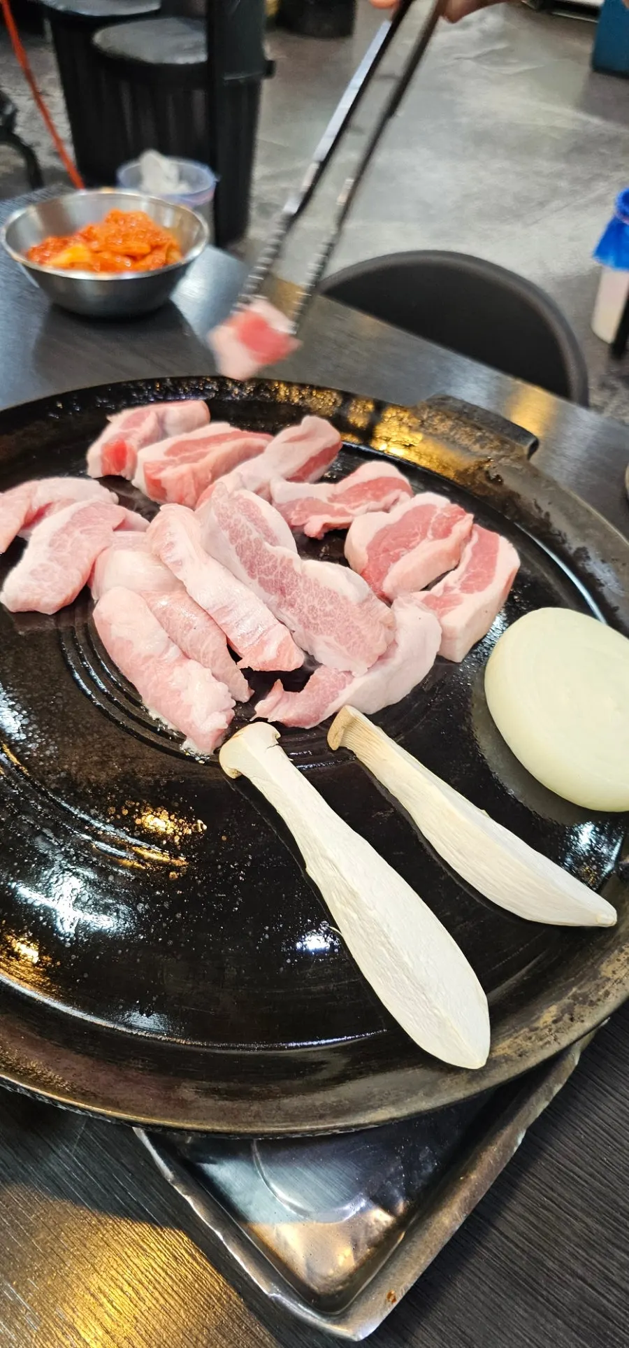 Plate of raw Korean pork jowl and pork skirt at Geuttaegeujip