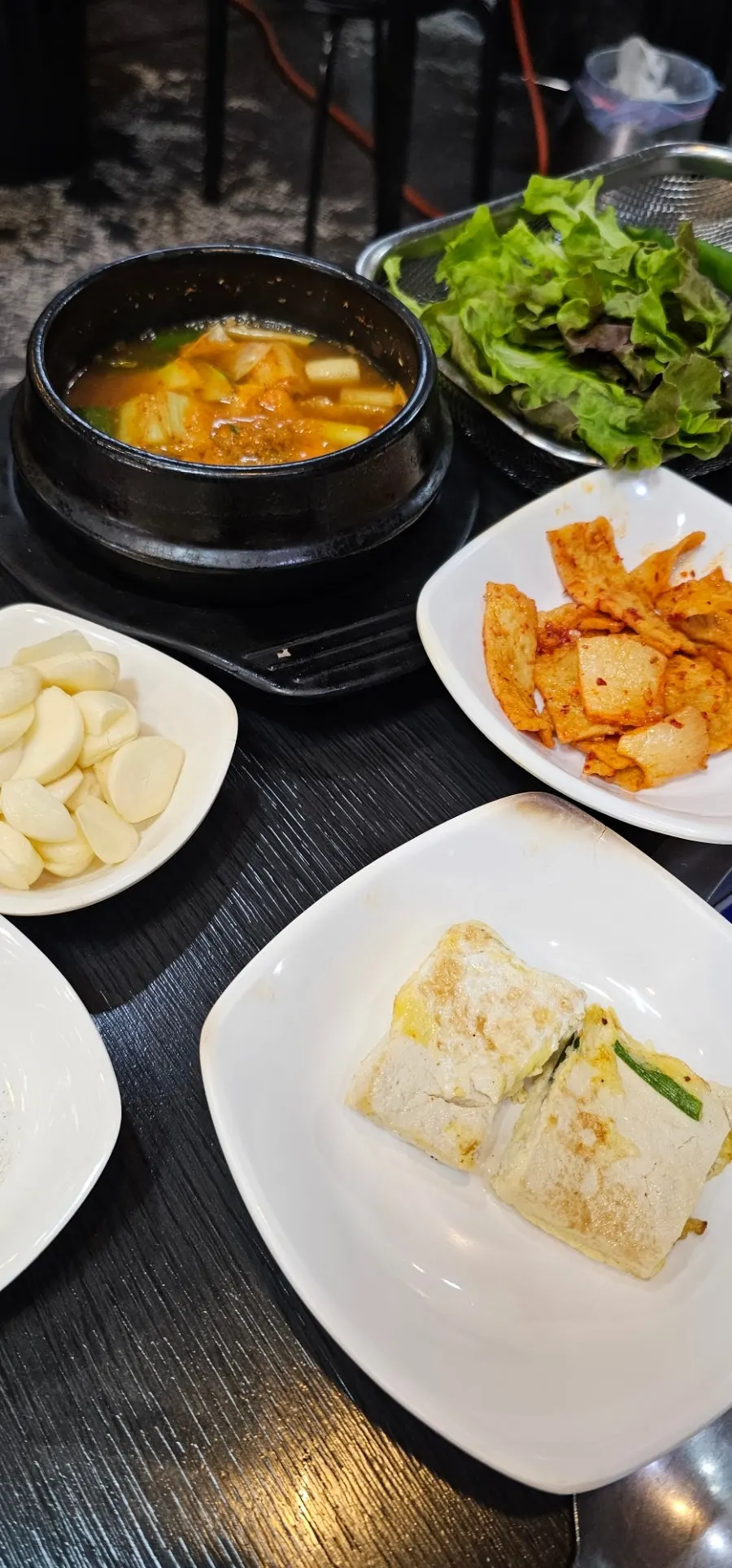A plate of Geuttaegeujip side dishes including seasoned zucchini