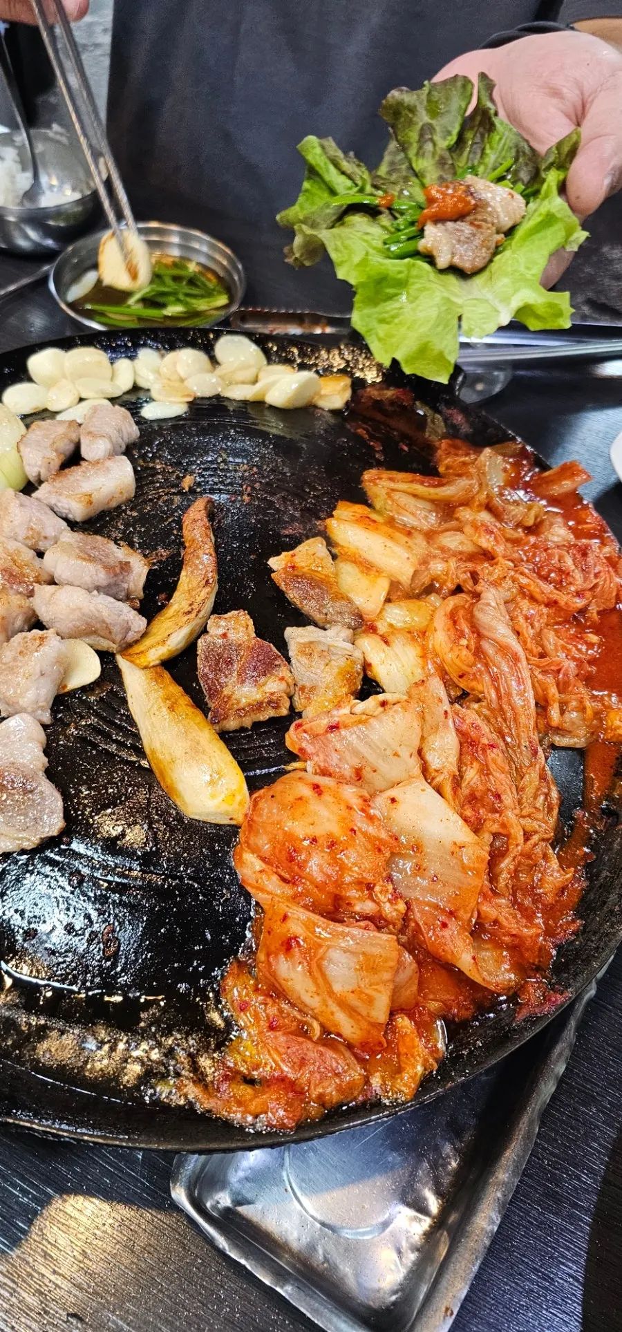 Garlic grilled in pork jowl fat with wrap vegetables