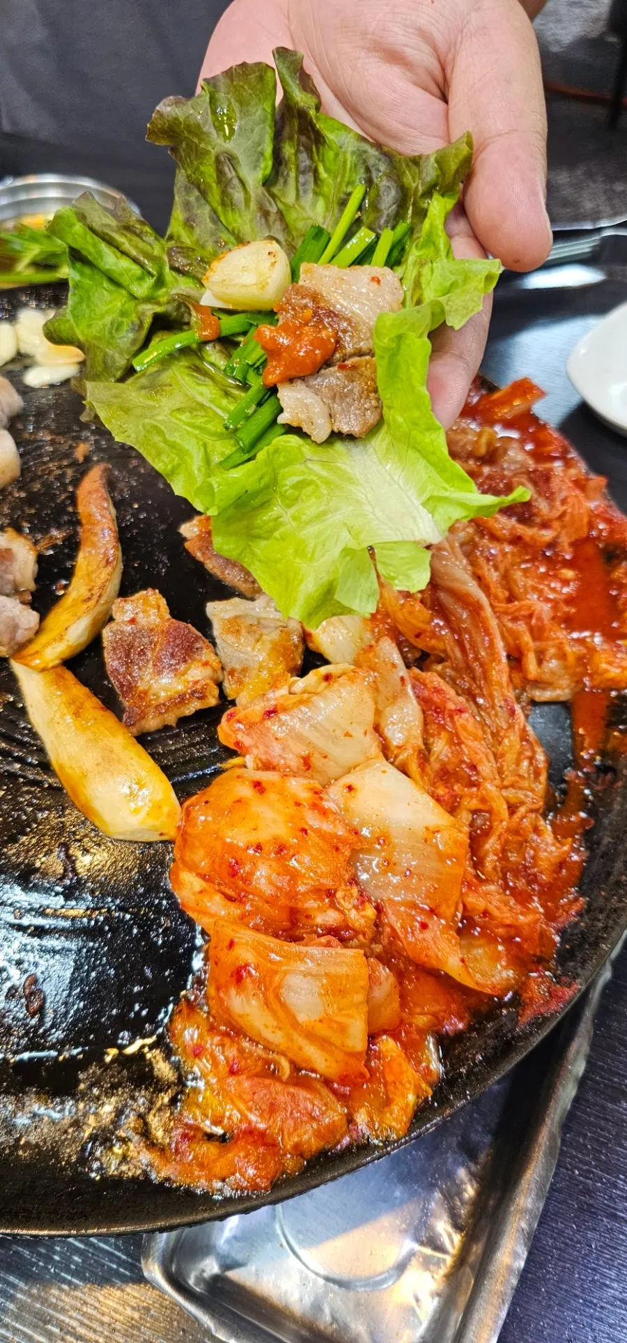 Pork skirt meat cooking on the cauldron lid