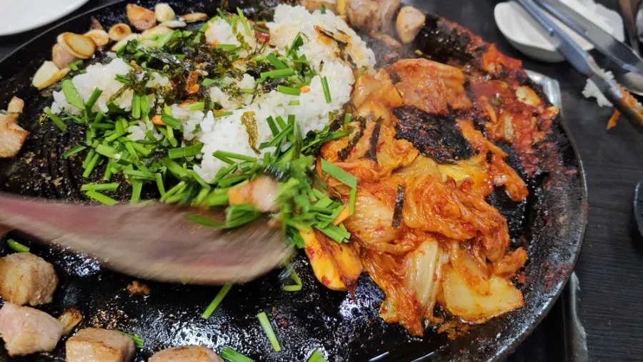 Preparing the bokkeum gonggi fried rice at Geuttaegeujip