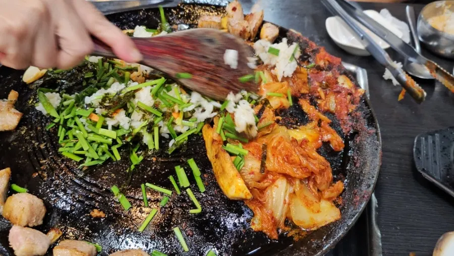 Staff cooking the fried rice for the table at Geuttaegeujip