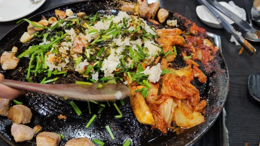A finished pan of Geuttaegeujip bokkeum gonggi fried rice