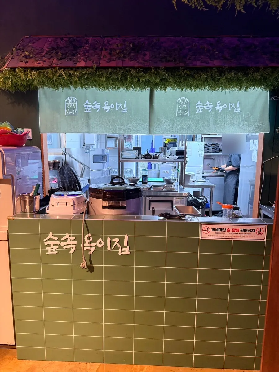 숲속 분위기의 매장 내부 좌석