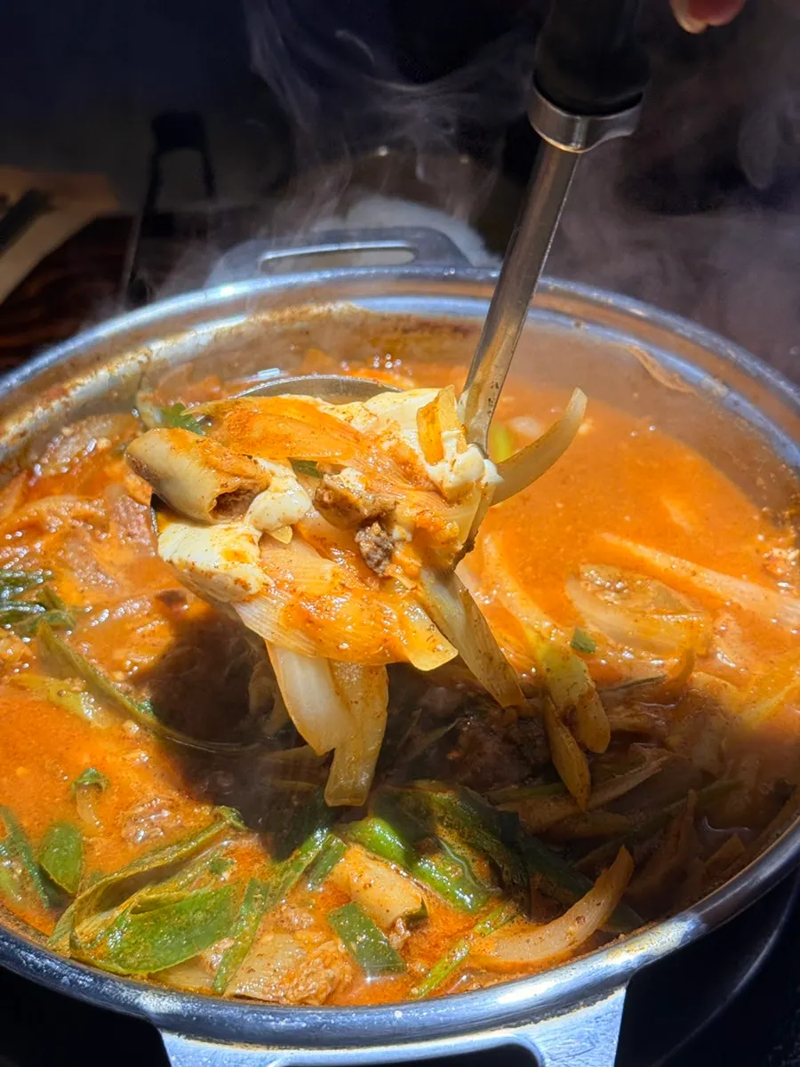 카레와 곱창전골 세트 상차림
