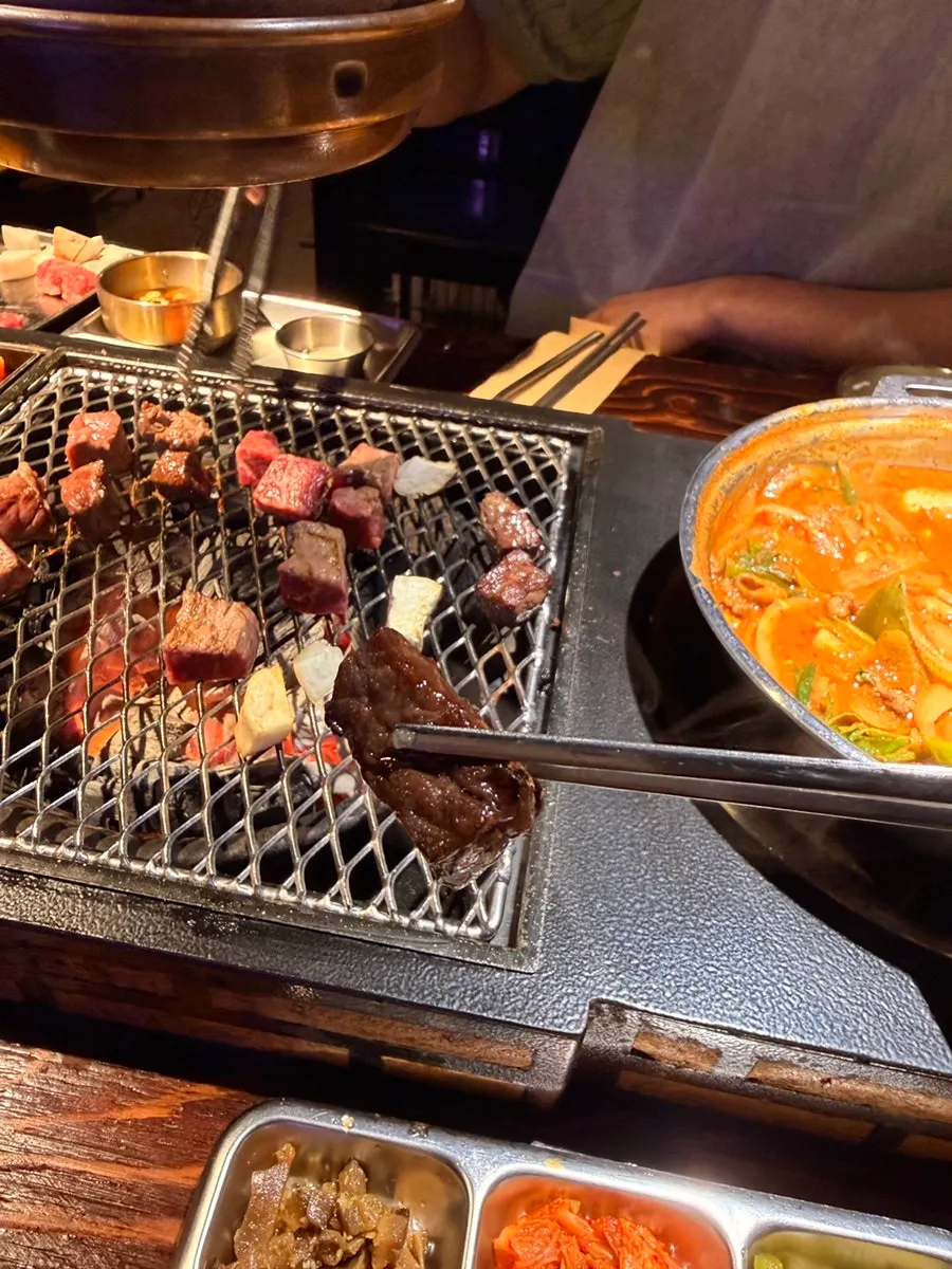 숯불에 구워지는 깍둑 소갈비
