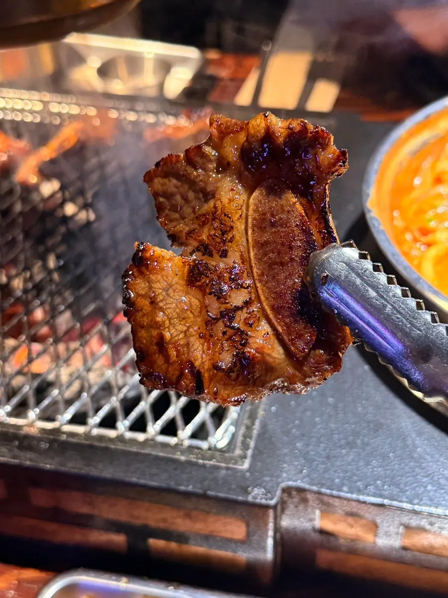 숯불 위에 올린 LA갈비