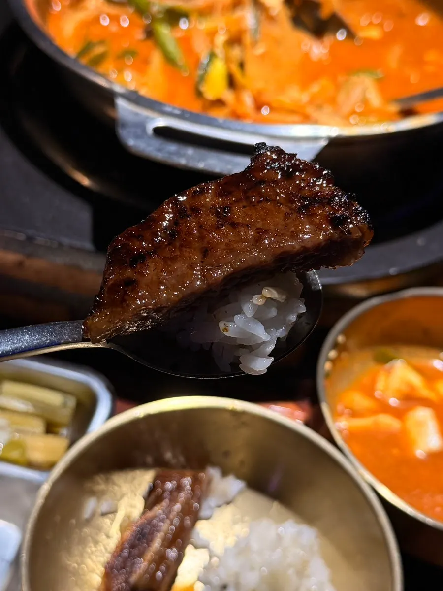흰쌀밥에 올린 숯불 LA갈비 한 점