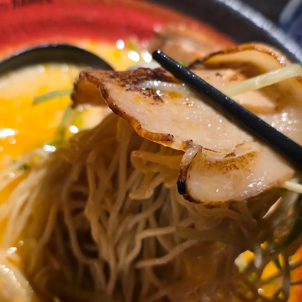 김 한 장이 꽂힌 아오리라멘 상차림