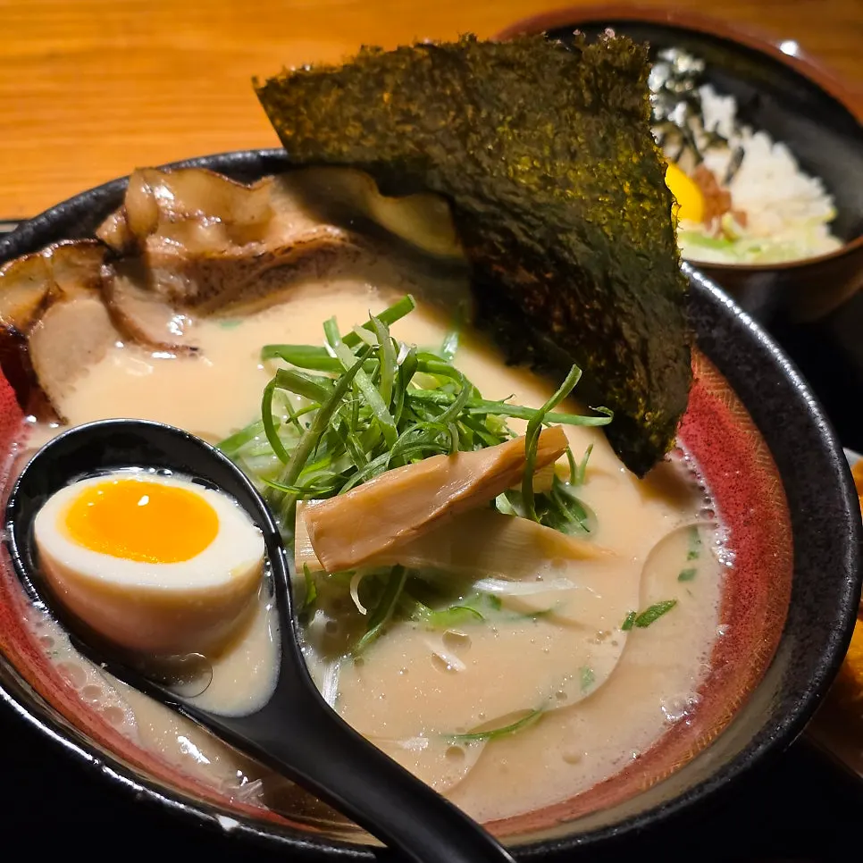 얼큰하게 맛을 더한 돈코츠 라멘