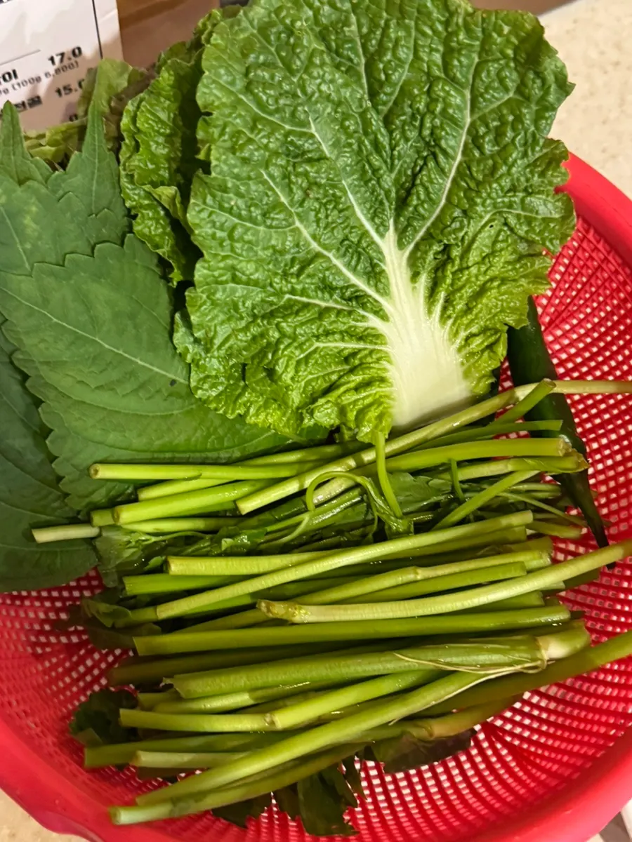 깻잎과 배추, 미나리가 담긴 쌈채소 접시