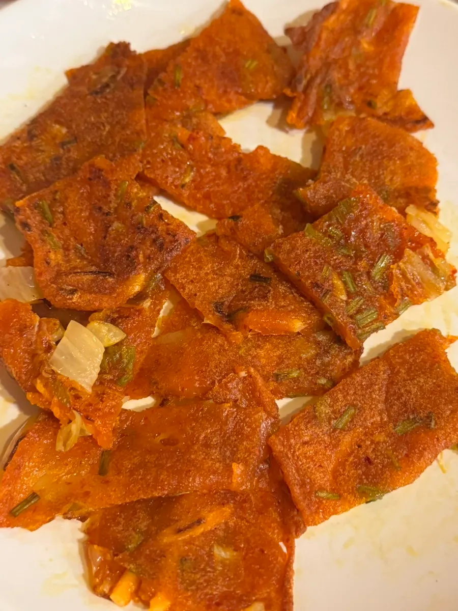 프라이팬에 노릇하게 구워지는 셀프 김치전
