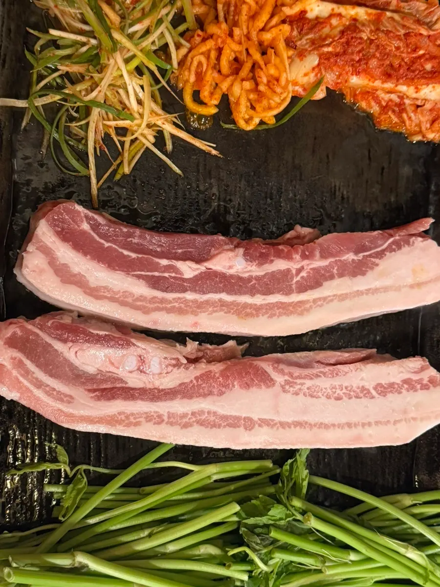 두툼한 생 돈 삼겹살 한 접시