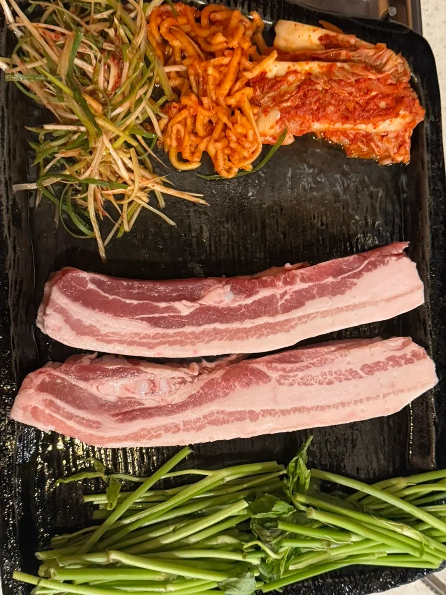 선분홍빛이 도는 돈 삼겹살 두 덩이