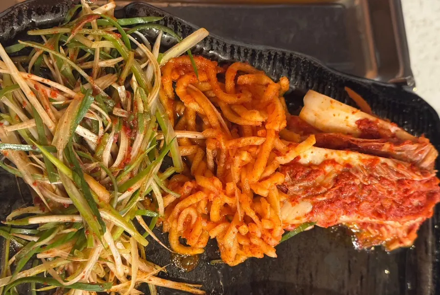 김치와 무생채, 파채가 담긴 곁들임 찬