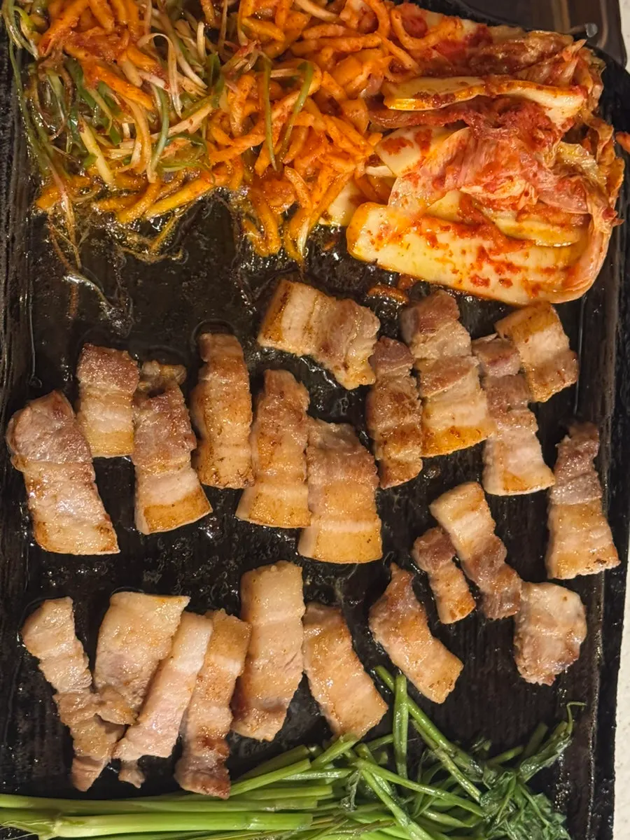 불판 위 삼겹살과 함께 구운 김치