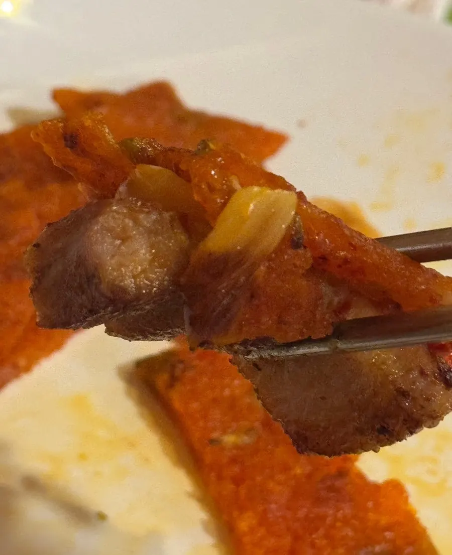 김치전에 고기를 싸 먹는 모습