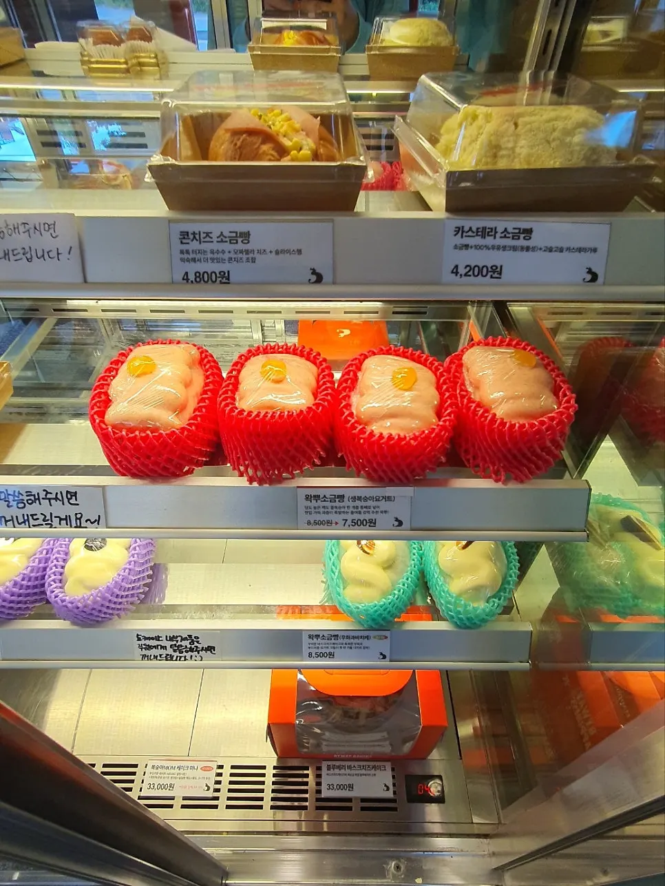 Breads arranged in the bakery showcase