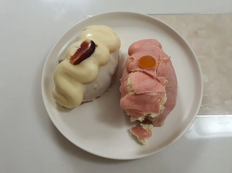 Chocolate coating on the fresh peach yogurt wakppu salt bread