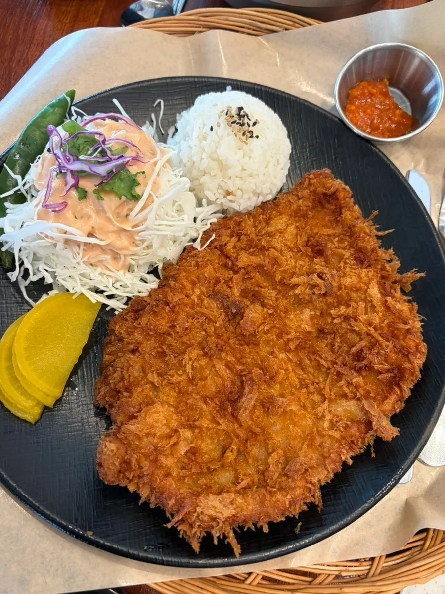 경양식 돈까스와 소스 사진