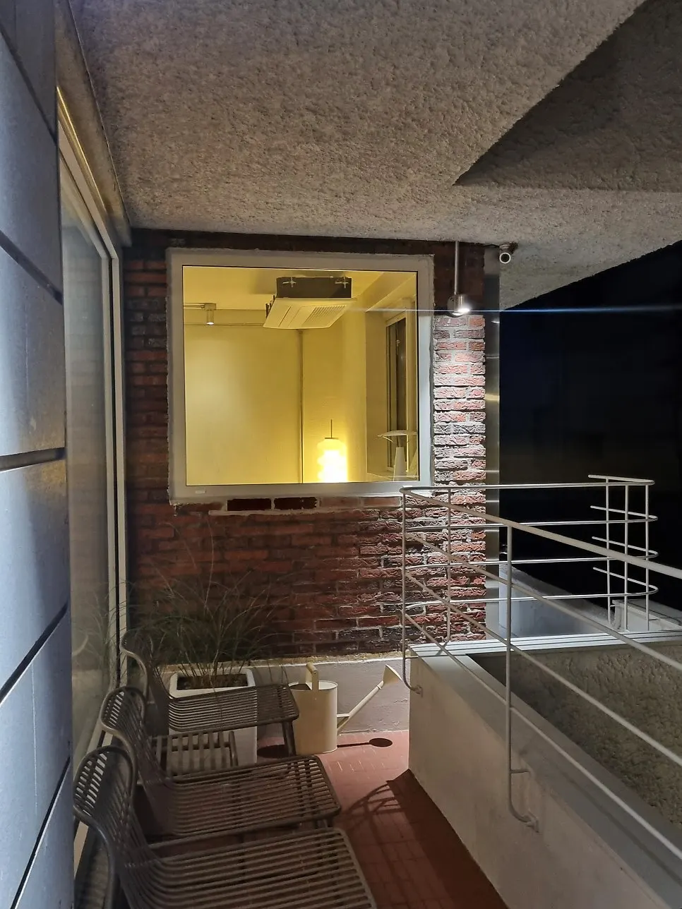 Usage guide and business hours posted at Uisagye's door