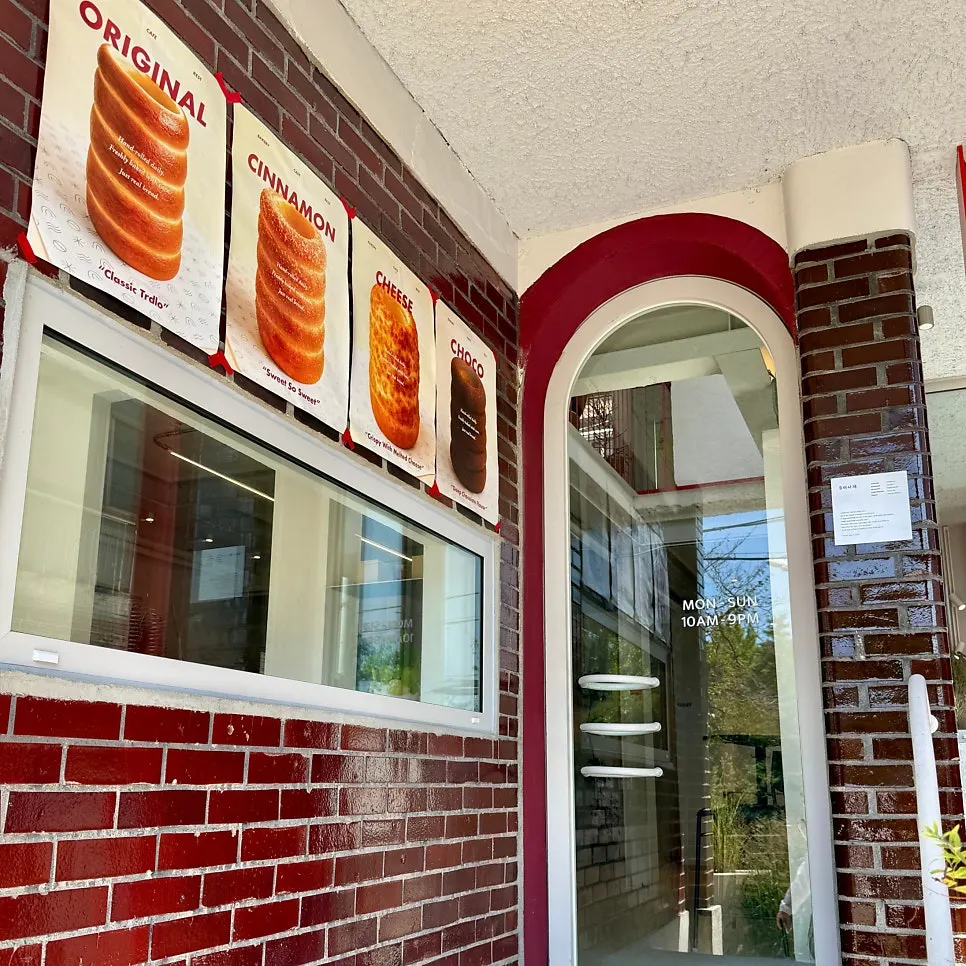 Uisagye café entrance with red accent exterior