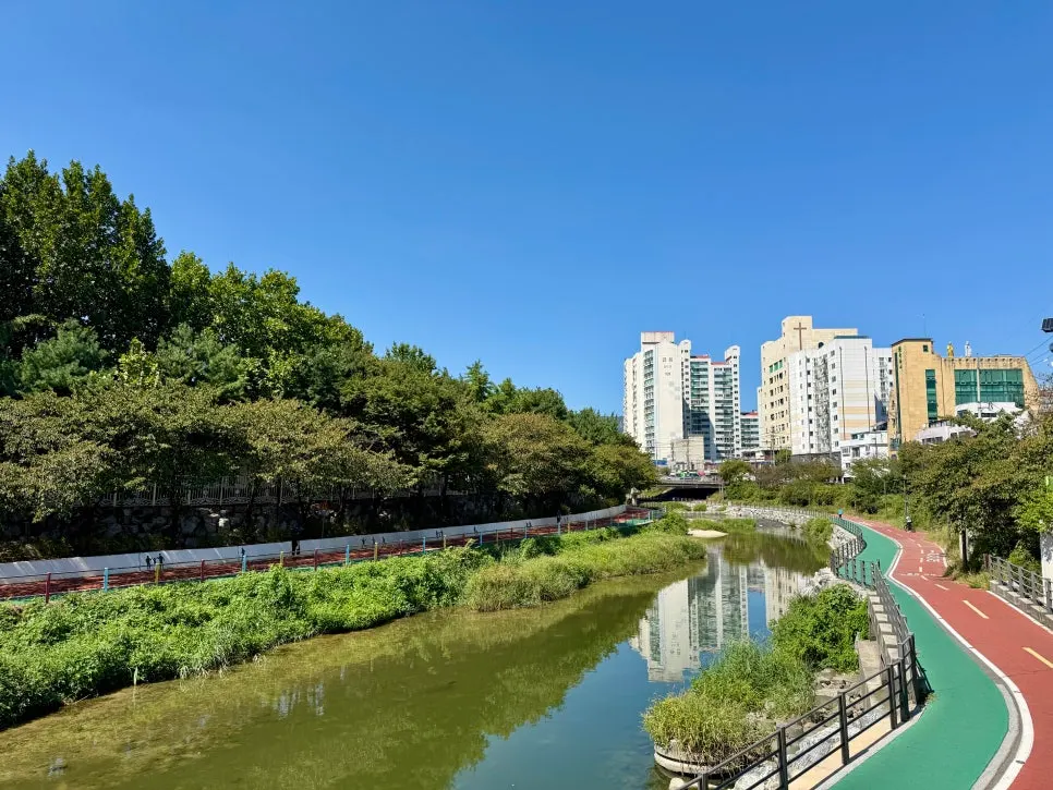 View of the Uisagye building from Uicheon Stream