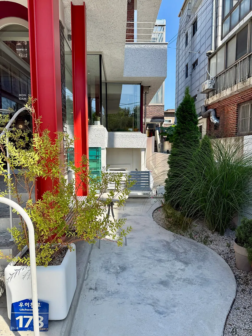First-floor seating and outdoor space at Uisagye