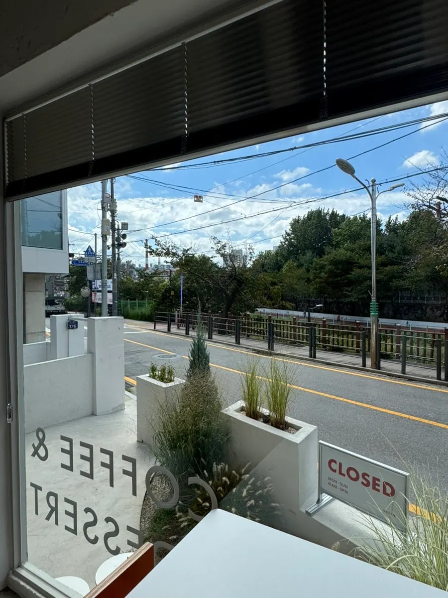 1층 통창 너머 우이천 풍경