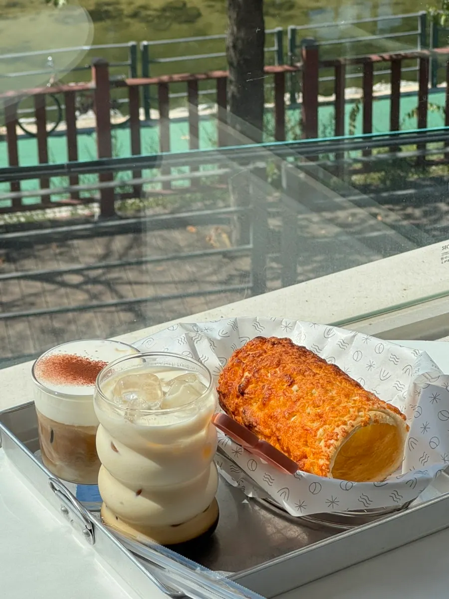 치즈 굴뚝빵과 우이슈페너, 바닐라라테