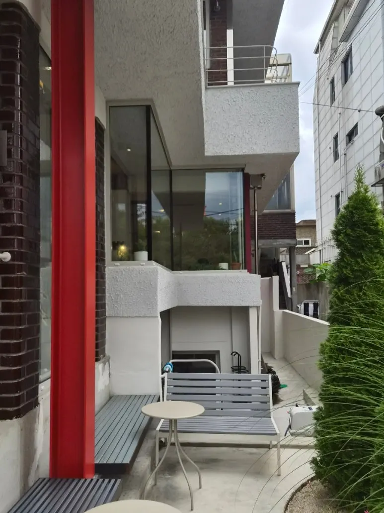 감성적인 주소판이 있는 카페 정원