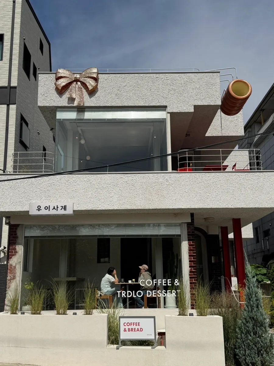 Exterior of Uisagye, a café by Uicheon Stream, on a beautiful day