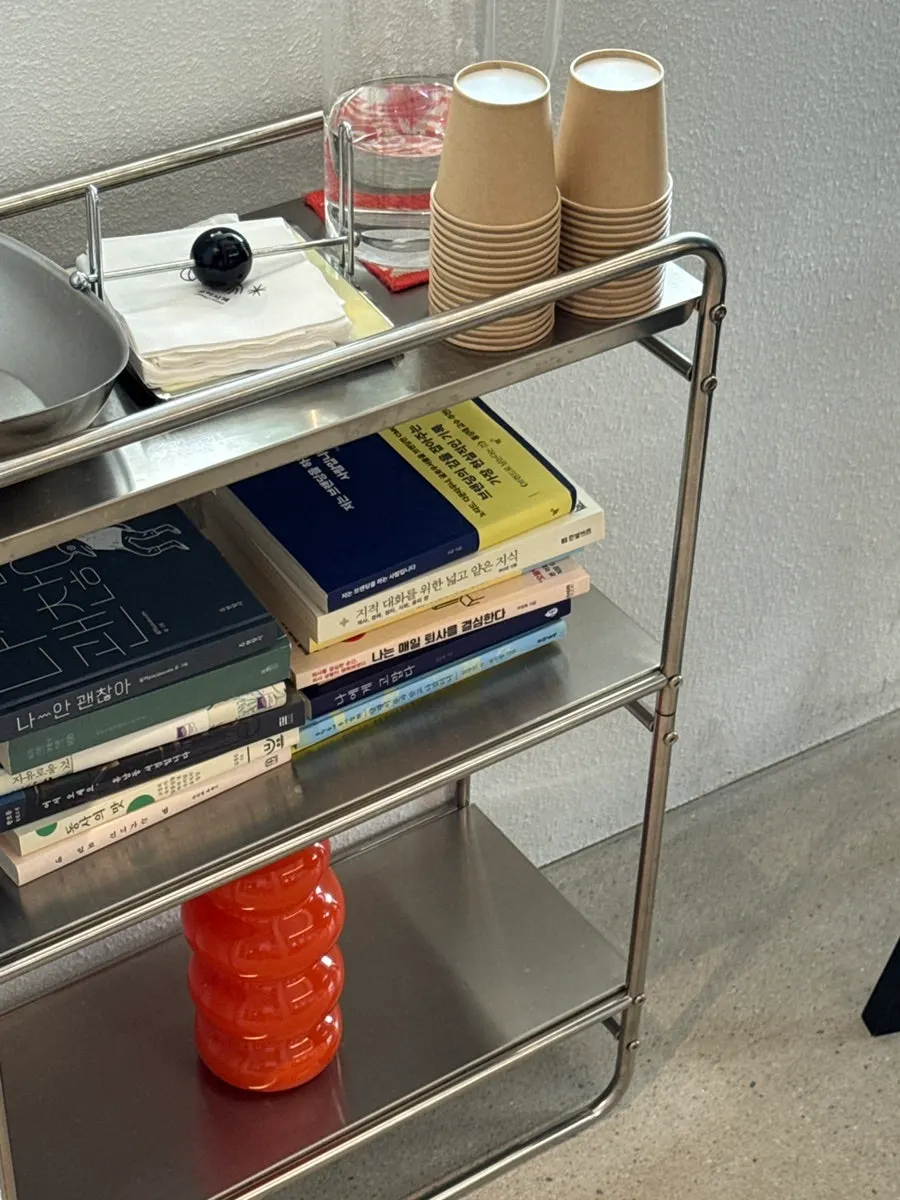 Books available to read at the café