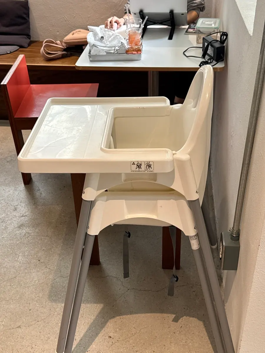 Self-serve bar for water and tissues