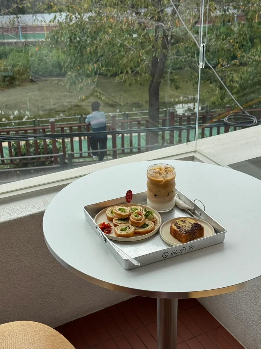 Table spread of decaf latte, chimney gimbap, and chocolate marble pound cake