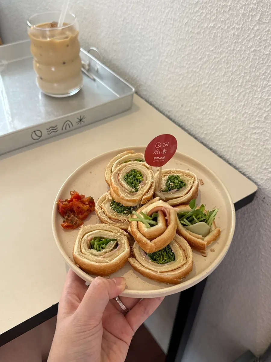Cross-section of chimney gimbap with Emmental cheese and jambon