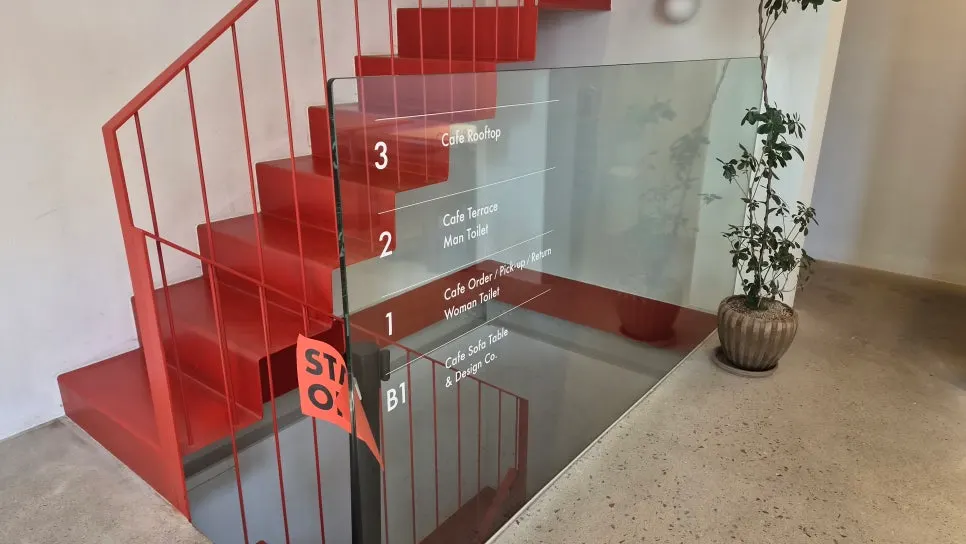 우이천 산책길이 보이는 카페 풍경