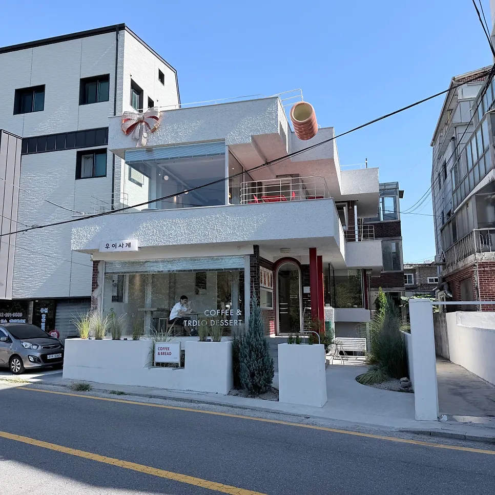 Exterior of Uisagye on a weekday morning