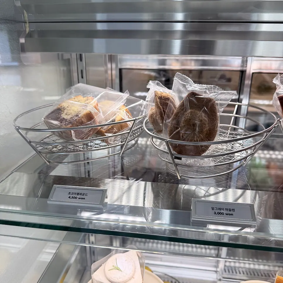 Cakes displayed at Uisagye