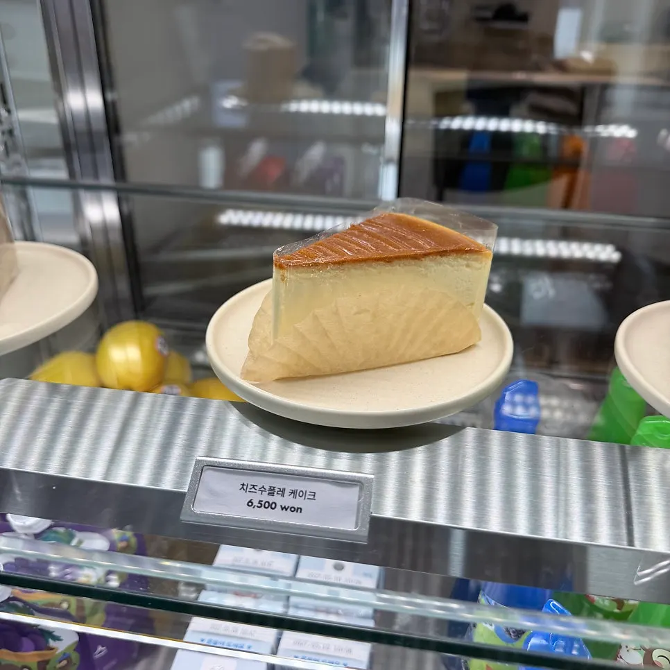 Dessert display shelf at Uisagye