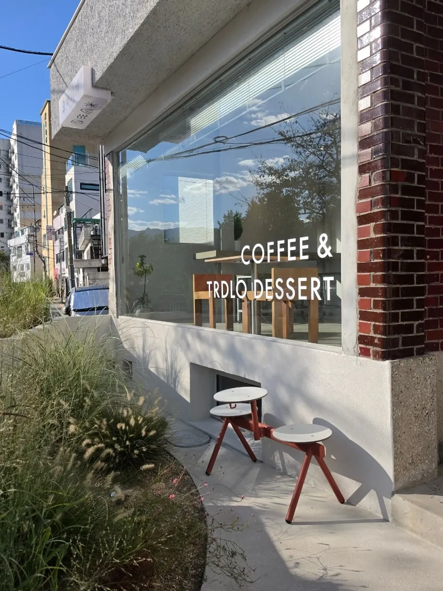 Uisagye café entrance and brick exterior wall