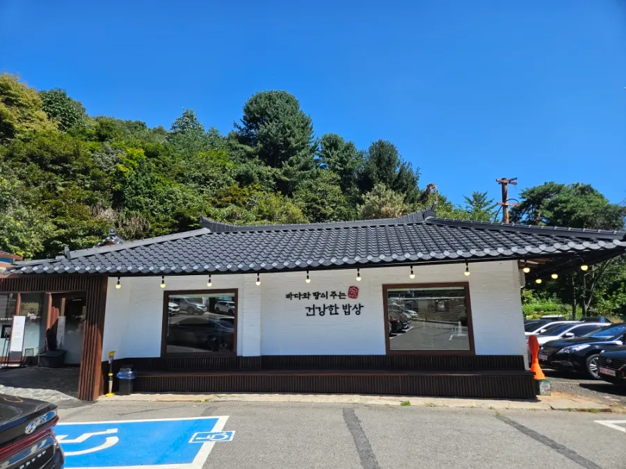 Exterior of Hwadeogeuro Gan Godeungeo Baegun Lake Branch
