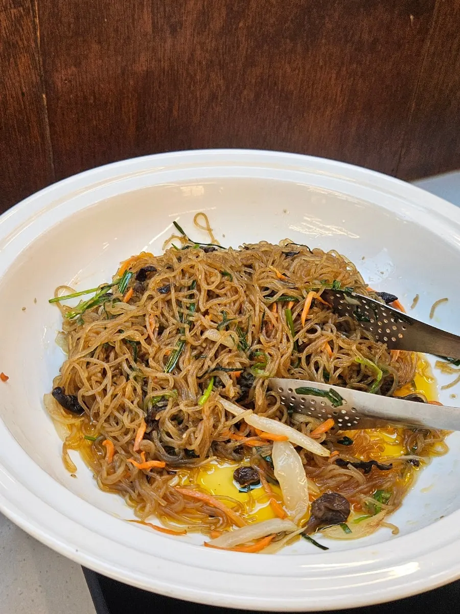 Muk-muchim (jelly salad) at the self-serve bar