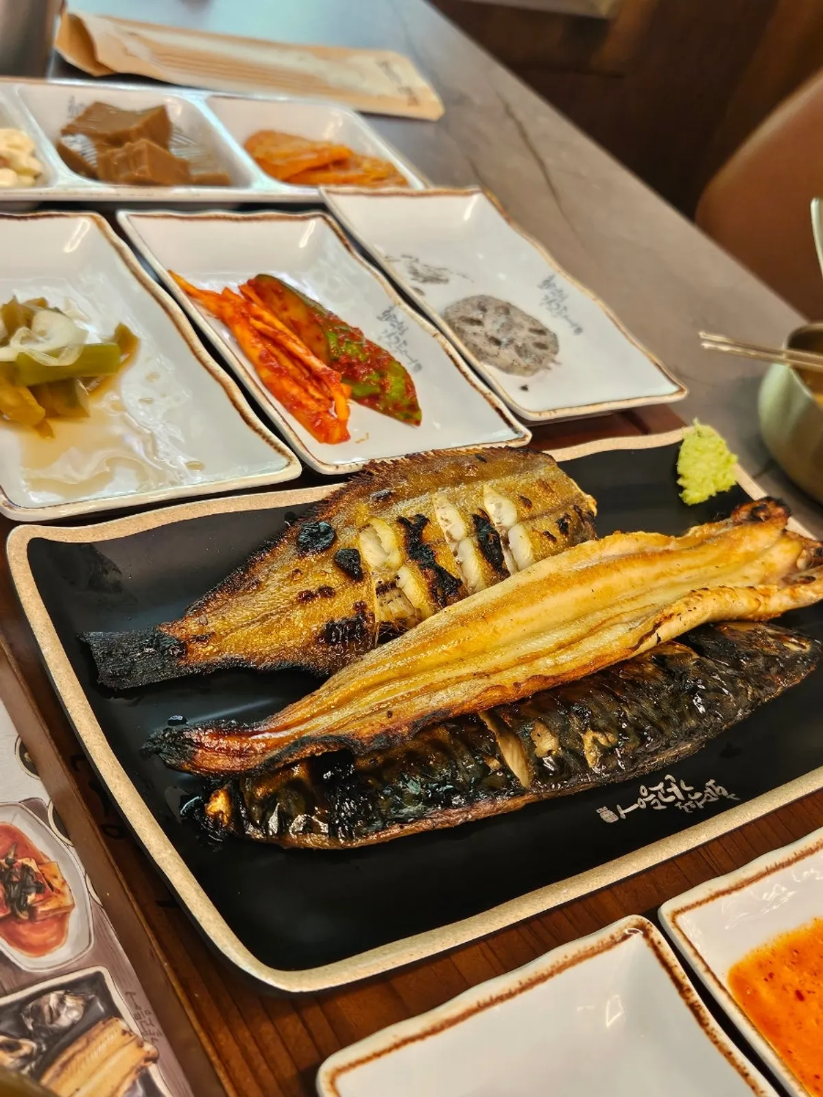 Full view of the nourishing meal from Hwadeogeuro Gan Godeungeo