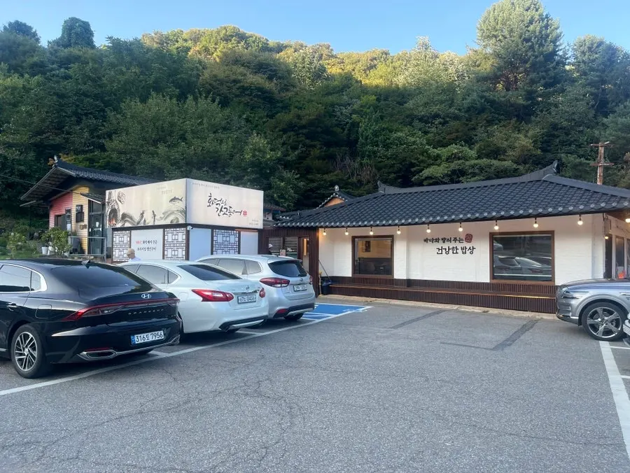 Spacious parking lot in front of the restaurant