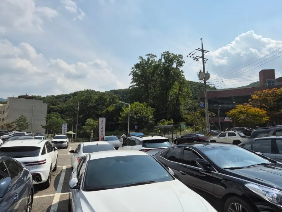 Spacious parking lot at Hwadeogeuro Gan Godeungeo Baegun Lake Branch